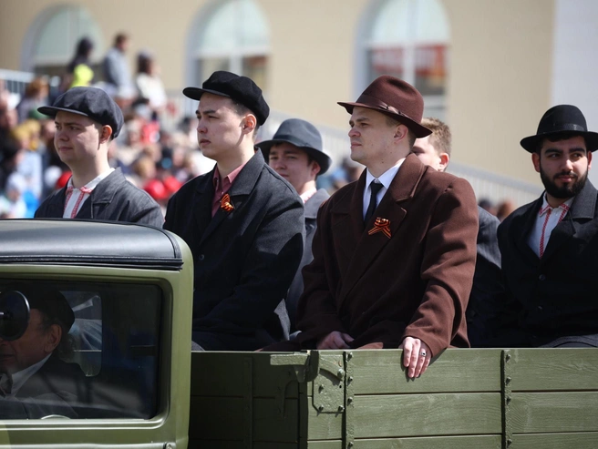 Участники облачились в костюмы военных лет | Источник: Владислав Лоншаков / E1.RU