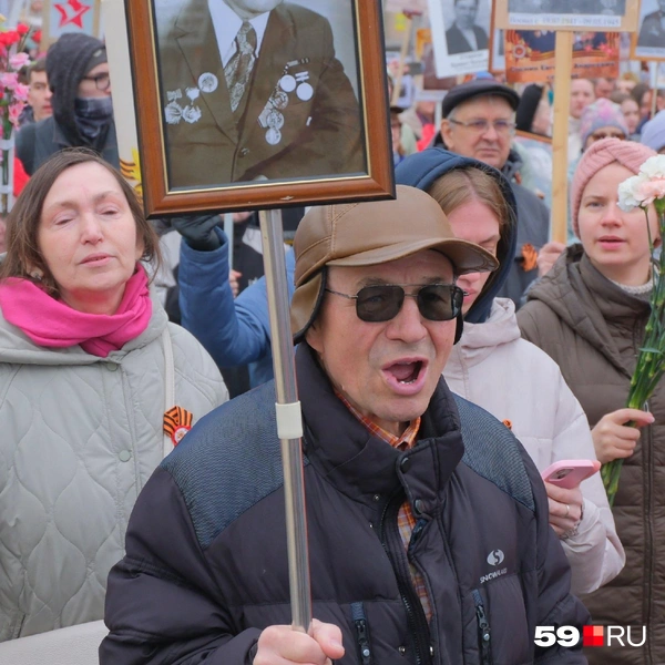 Некоторые что-то громко скандировали  | Источник: Тимофей Калмаков / 59.RU