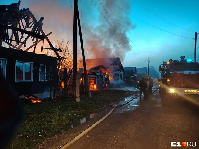 Огонь охватил дом в районе 5 часов утра | Источник: читательница E1.RU Алена