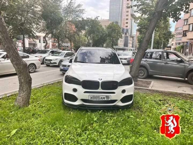 Владелец BMW не только не снимал тонировку с авто, но и парковался по-хамски | Источник: Госавтоинспекция Екатеринбурга