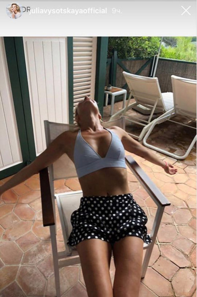 Тело мечты: 47-летняя Юлия Высоцкая в крошечном бикини