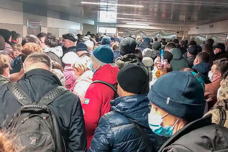 Пробки и очереди в метро: в Москве начал действовать пропускной режим