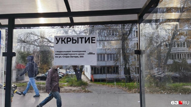 На многих остановках уже появились наклейки с обозначениями укрытий | Источник: Илья Овсянников / 63.RU