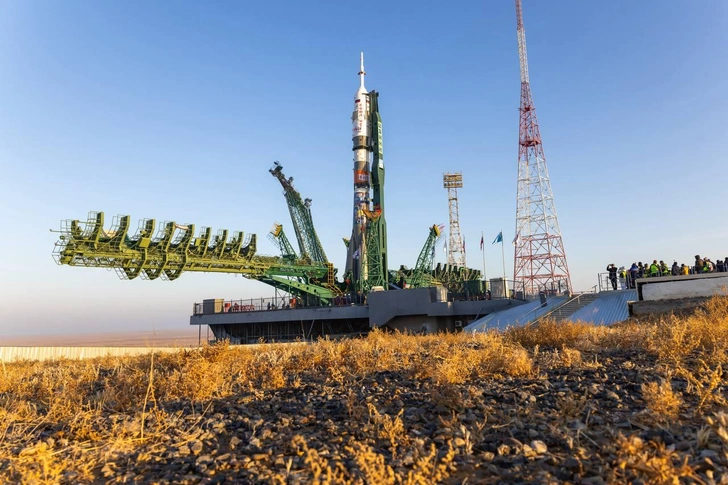 Ракета-носитель «Союз 2.1а» с кораблем «Союз МС-28» на стартовой площадке за несколько дней до пуска | Источник: Роскосмос Медиа / Центр подготовки космонавтов