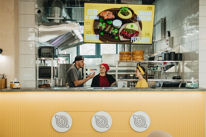 Внутри Фудмолла «Станция» есть таблички, номера маршрутов и указатели, чтобы посетителям было легко ориентироваться | Источник: Ксения Зимина