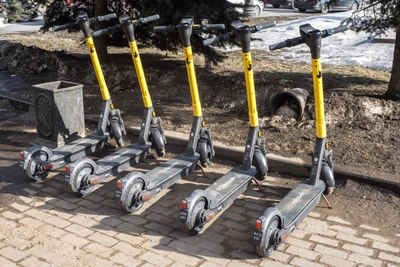 Первый в Петербурге суд взыскал с кикшеринга компенсацию