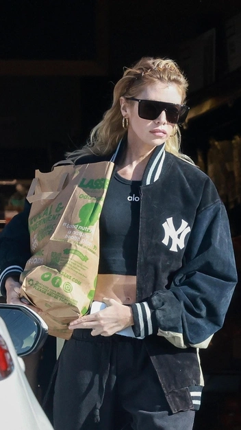 Стелла Максвелл показала, как носить бомбер и выглядеть стильно — вы поразите всех вокруг | marieclaire.ru