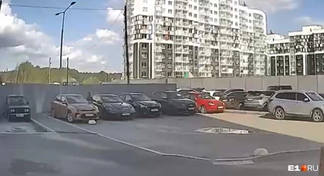 Екатеринбурженке, несмотря на препятствие, всё же удалось выехать с парковки | Источник: читатель E1.RU
