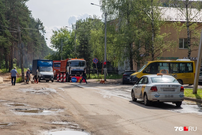 Движение в сторону деревни Красный Бор стало односторонним на время | Источник: Кирилл Поверинов / 76.RU