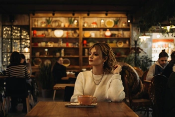 6 безнадежно устаревших правил этикета: как они появились и почему незаметно вредят женщинам