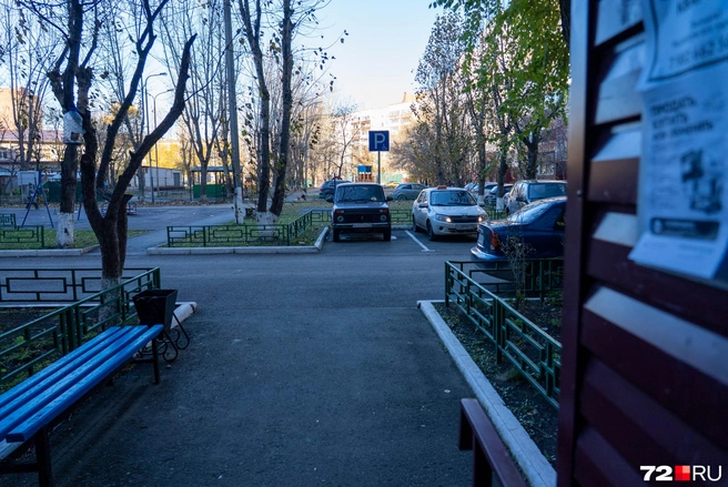 Именно с этого ракурса камера зафиксировала звуки выстрелов и женский крик той ночью | Источник: Илья Чикотин / 72.RU