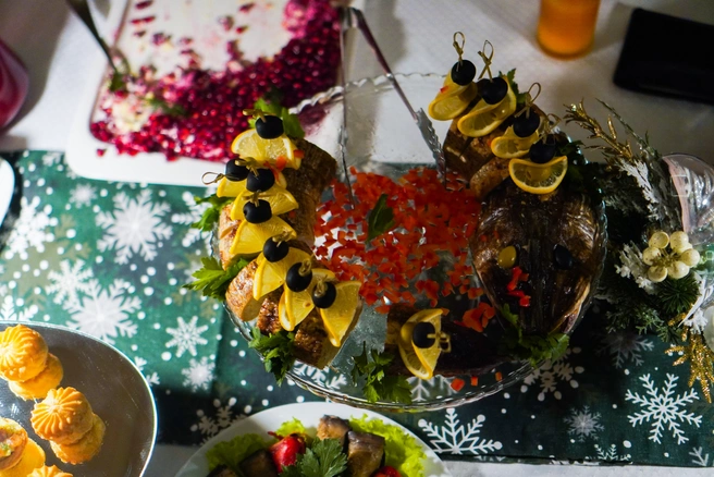 За новогодним столом хочется попробовать все блюда | Источник: Елена Латыпова / NGS55.RU