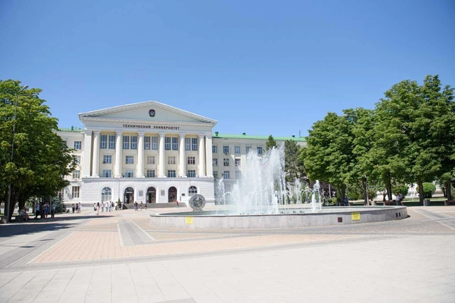 Обучение здесь ведется по более чем 100 направлений бакалавриата, 74 направлениям магистратуры и 77 научным специальностям аспирантуры | Источник: фотограф Управления информационной политики ДГТУ Никита Новохацкий