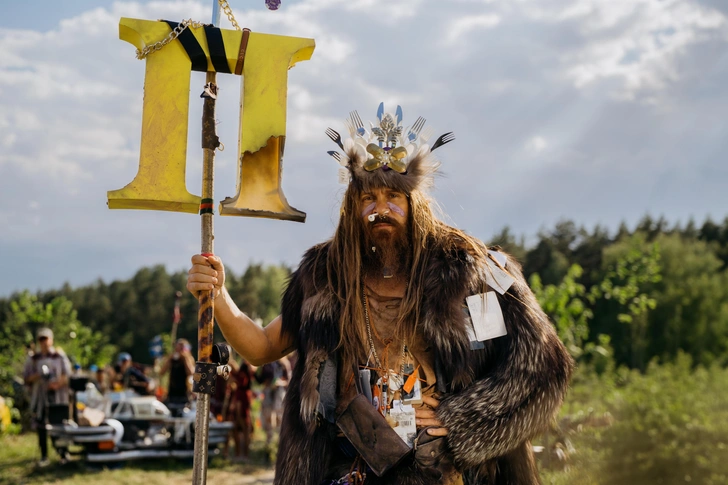 Павел Деревянко в роли вождя племени Патриков. Эпичную сцену противостояния с племенем Бутова снимали на поле в окрестностях поселка Томилино (городской округ Люберцы) | Источник: Пресс-служба «Кинопоиска»