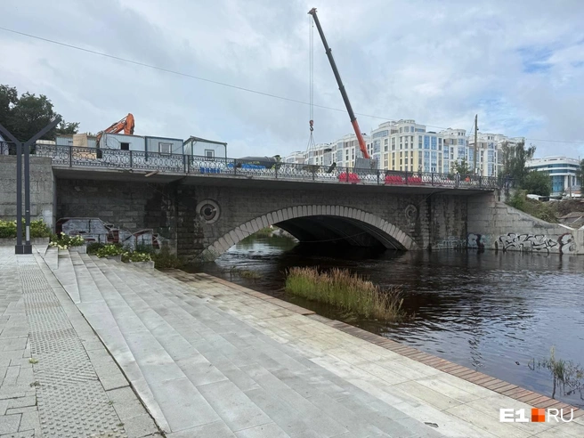 В центре Екатеринбурга Исеть вышла из берегов. Горожане устроили в ней заплыв | Источник: читатель E1.RU