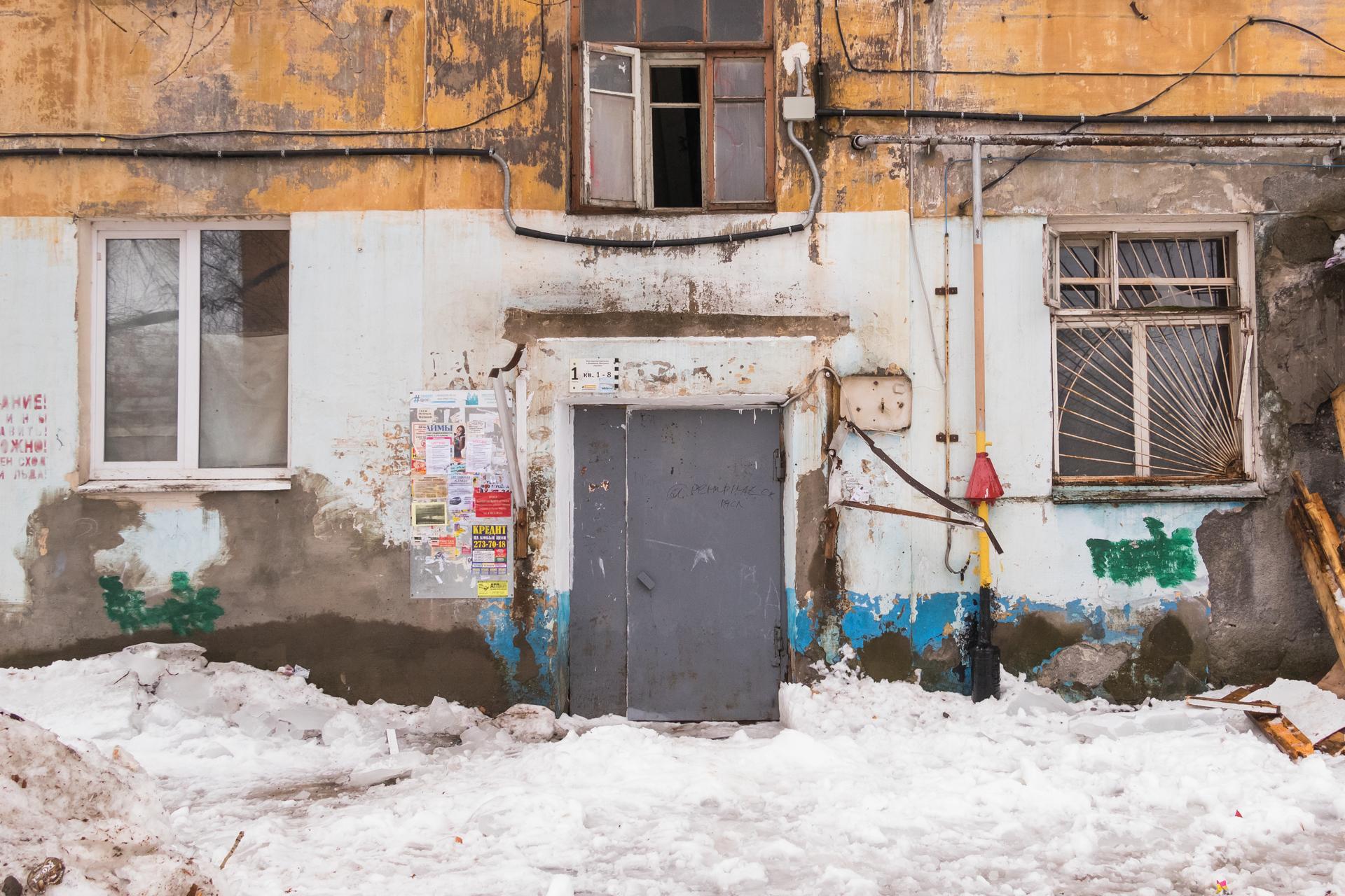 В Перми козырек подъезда сломался из-за схода снега с крыши - 22 марта 2019  - 59.ру