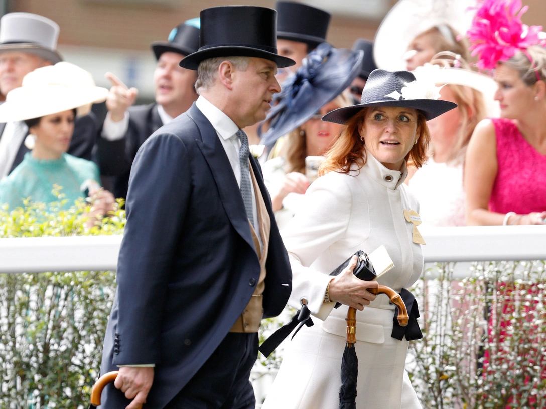 Принц Эндрю и Сара Фергюсон на четвертом дне скачек в Аскоте, 17 июня 2016 | marieclaire.ru