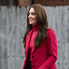 Все оттенки алого: в сети обсуждают выход Кейт Миддлтон в ярко-красном брючном костюме