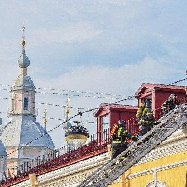 Крышу офисного здания на Васильевском острове потушили | Источник: МЧС Санкт-Петербурга