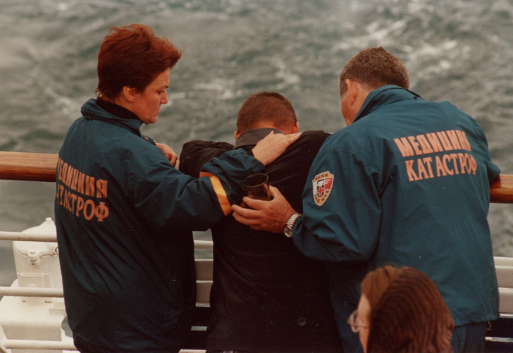 «Олечка, я тебя люблю. Не переживай сильно»: Россия вспоминает моряков, погибших на подлодке «Курск» 21 год назад