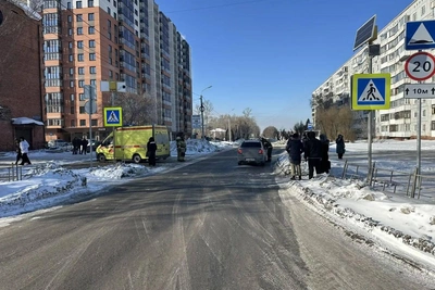 Пожилой водитель сбил двоих пешеходов на переходе в Омске