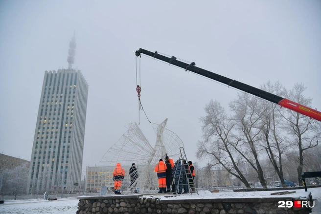 Птица счастья на площади пока что тоже не светится | Источник: Иван Митюшёв