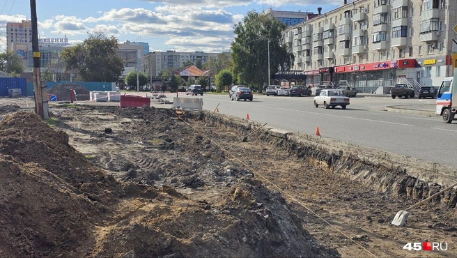 Рабочие надеются на хорошую погоду  | Источник: Дарья Никитченко / 45.RU