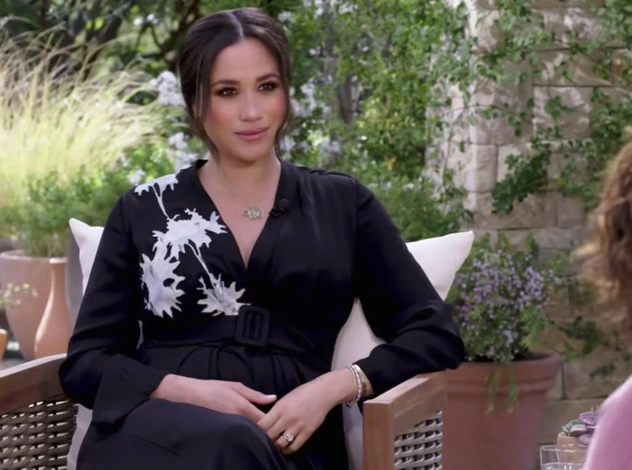 Что и кому герцогиня Меган хотела сказать своим нарядом для интервью с Опрой