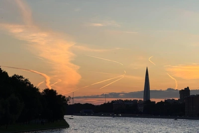 Петербуржцы делятся фото последних летних закатов