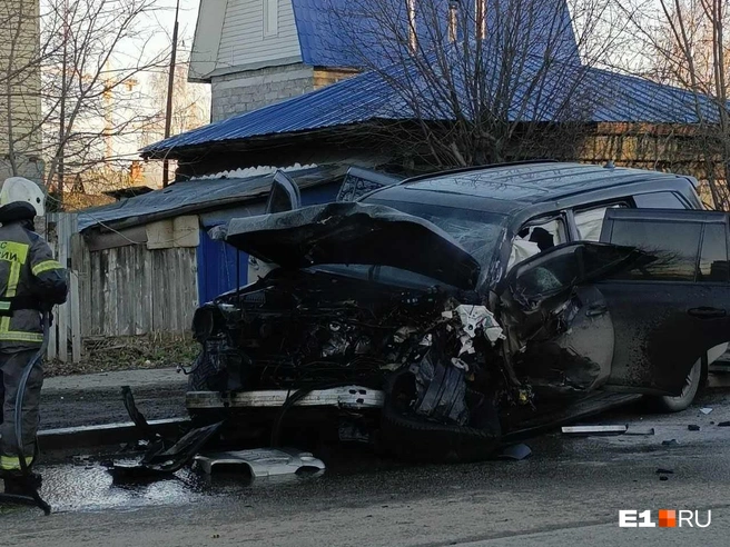 Lexus, за рулем которого был неадекватный водитель | Источник: читатель E1.RU