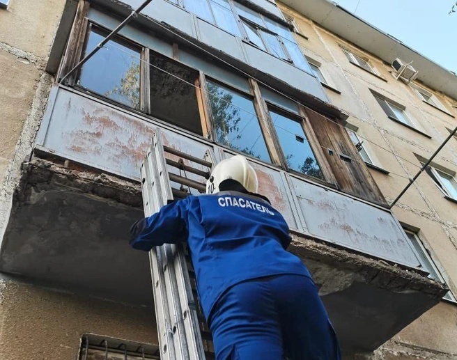 Спасатели из Оренбурга вновь лезли в квартиру через балкон, чтобы помочь женщине | Источник: мэрия Оренбурга