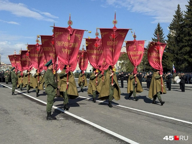 Колонна со штандартами названий фронтов | Источник: Юлия Король / 45.RU 