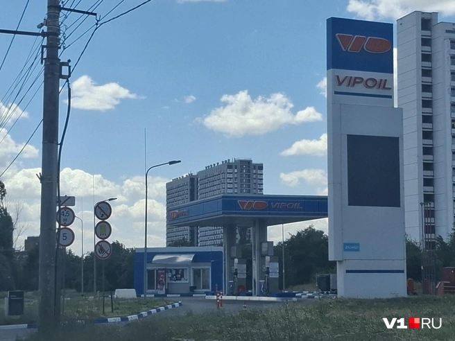 Заправка Vipoil оказалась недвусмысленно закрыта | Источник: Тимофей Крылов / V1.RU