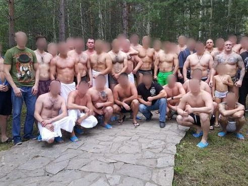 На фотографии изображены Нефедов, Агафонов (в центре) и Коротков. Лица остальных людей скрыты. По имеющимся сведениям, на снимке также запечатлен силовик, покровительствовавший Василию Агафонову. | Источник: читатель E1.RU