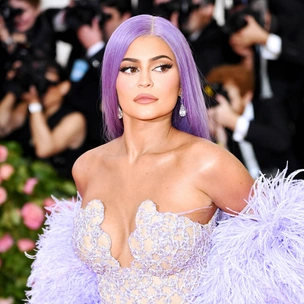 Кайли Дженнер поймали за ретушированием своей фигуры на фото с Met Gala