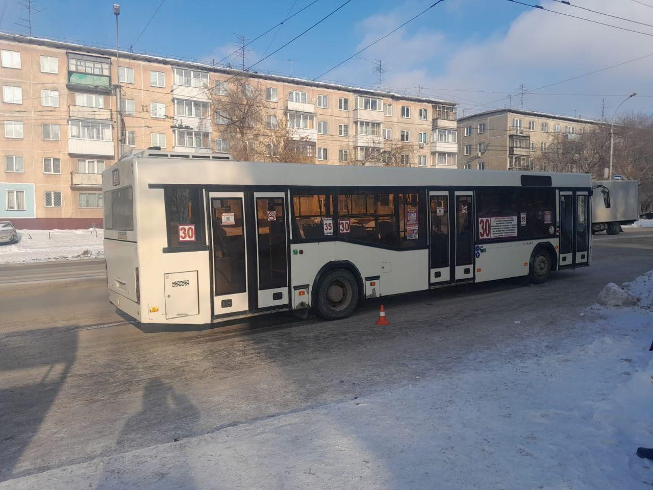 На остановке на улице Есенина в Новосибирске из автобуса выпал 8-летний  мальчик, ребенка доставили в больницу - 1 февраля 2024 - НГС.ру