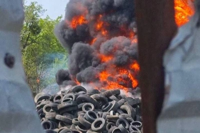 Пригород Владивостока накрыло ядовитым дымом из-за пожара на Угольной