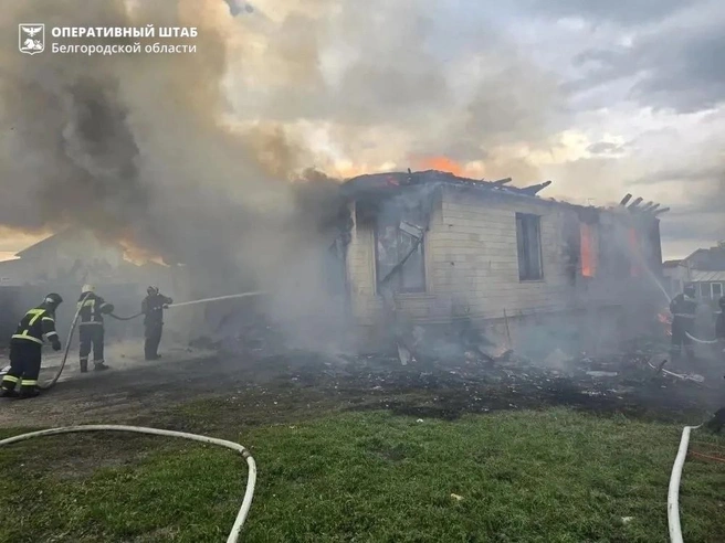 Сегодняшняя атака на Белгород&nbsp;— украинский беспилотник ударил по жилому дому, загорелась крыша. К счастью, никто не пострадал | Источник: Оперативный штаб Белгородской области / max.ru