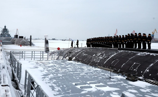 Торжественная церемония подъёма военно-морских флагов на атомных подводных крейсерах «Император Александр III» и «Красноярск» | Источник: kremlin.ru