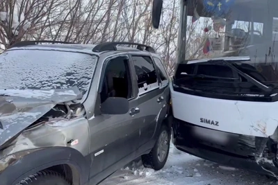 Chevrolet Niva and Passenger Bus Collide Head-On in Mednogorsk
