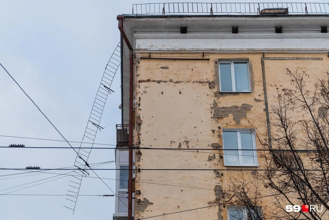 Повисшая конструкция очень длинная — метра три, не меньше | Источник: Тимофей Калмаков