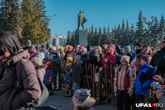 Людей было много