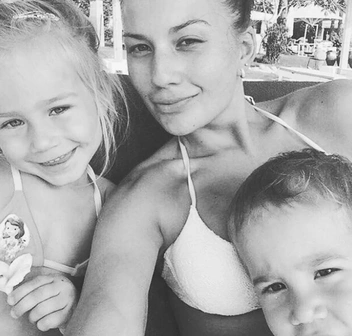 Марианна вместе с сыном и дочкой решила отдохнуть в Египте