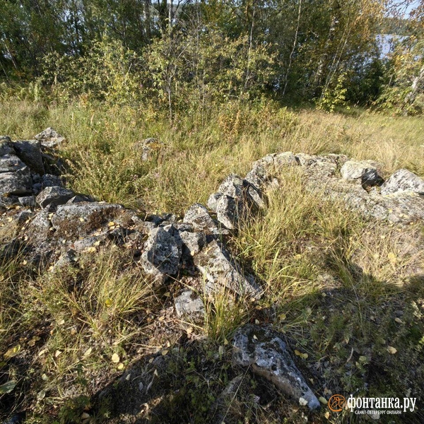 С головой идола ничего не получилось, так что вместо нее символически скидывали камни, которые брались из дреаних лабиринтов. Так что до наших дней дошли только пара десятков фрагментов культовых саамских сооружений | Источник: Ксения Потеева / «Фонтанка.ру»
