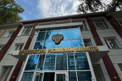 Рязанцу ограничили свободу за фальшивые права