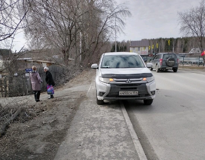 Пройти по тротуару и не задеть машину — задача не из легких | Источник: читатель НГС