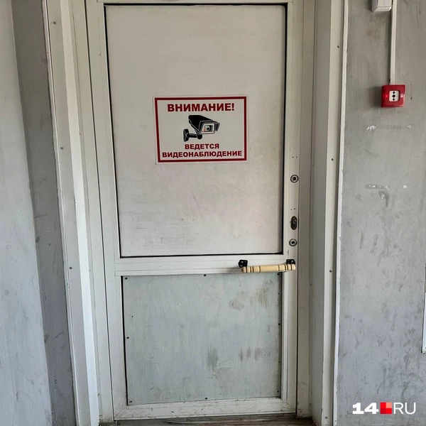 Дверь внутри грязная и побитая | Источник: Илья Константинов / 14.RU