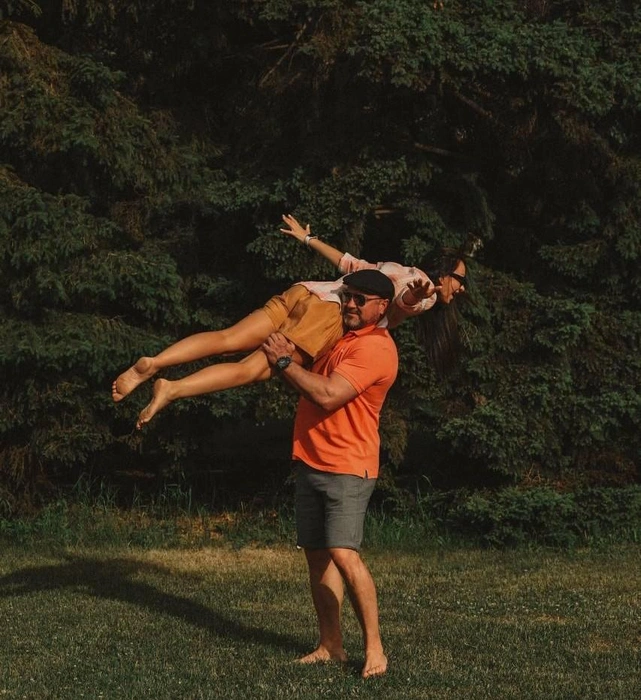 —&nbsp;Быть дизайнером одежды&nbsp;достаточно дорого. Узнала у супруга, как он смотрит на то, чтобы отложить ремонт на год. Мы тогда только купили квартиру. Он спрашивает: «Почему?». Отвечаю: «Потому что у меня тут мечта детства!». Все ему расписала. Муж говорит: «Если для тебя это так важно, если для тебя это главное, то давай» | Источник: архив Инны Платоновой