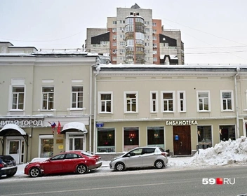 Над входом в департамент и бар «Библиотека» сосульки уже убрали | Источник: Василина Любимова / 59.RU