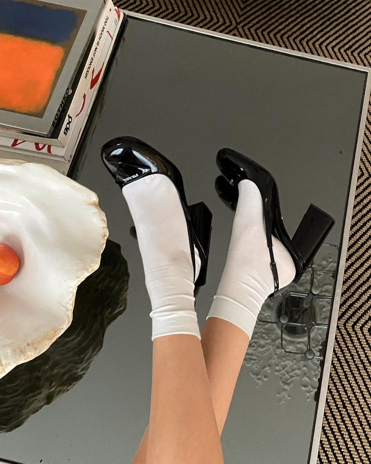 Черные лаковые туфли и белые носочки: парижанка Лея Сфез встречает весну в топе Gucci и модной обуви Prada